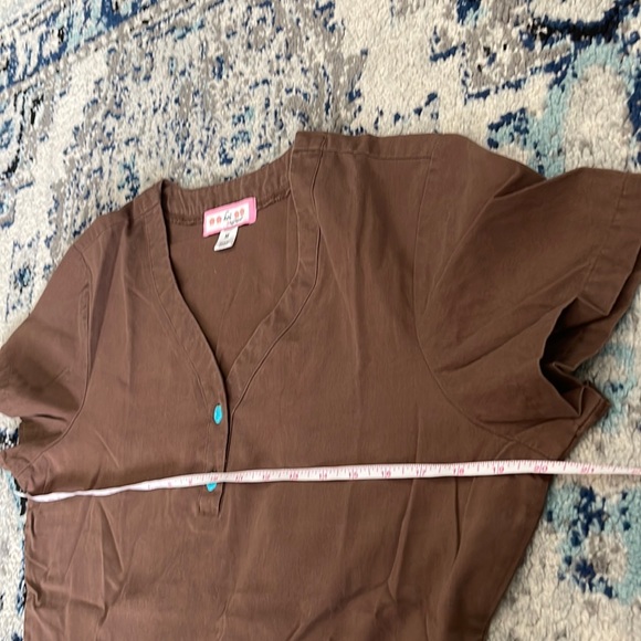 💰3 items for $25 🏷 Koi by Kathy Peterson Justine Brown Scrub Top sz Medium - Picture 8 of 10